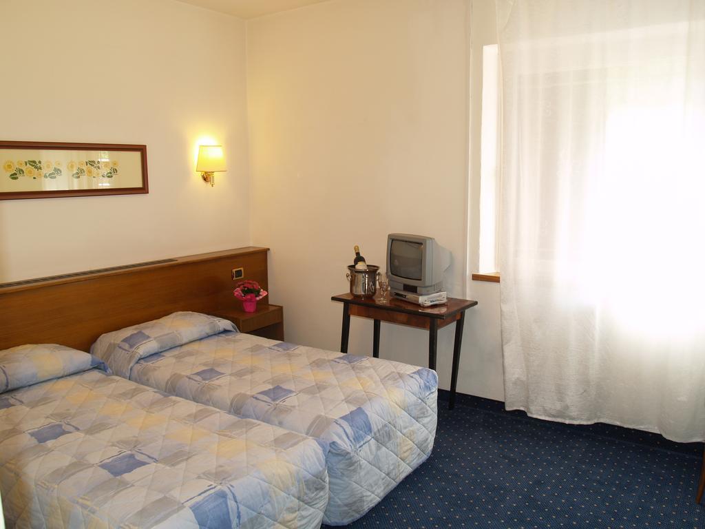Hotel Rosalpina ริวาเดลการ์ดา ภายนอก รูปภาพ